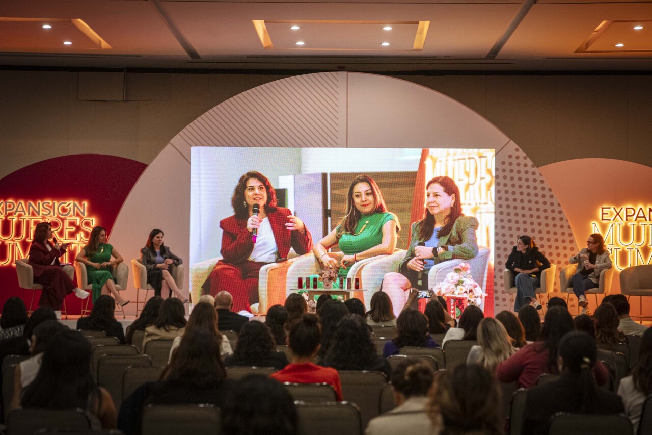 Cómo construir redes de apoyo para romper barreras de liderazgo en sectores aún dominados por hombres